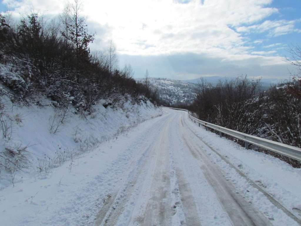 Të reshura të borës, rruga Pejë-Kullë-Rozhajë e pakalueshme për kamionë