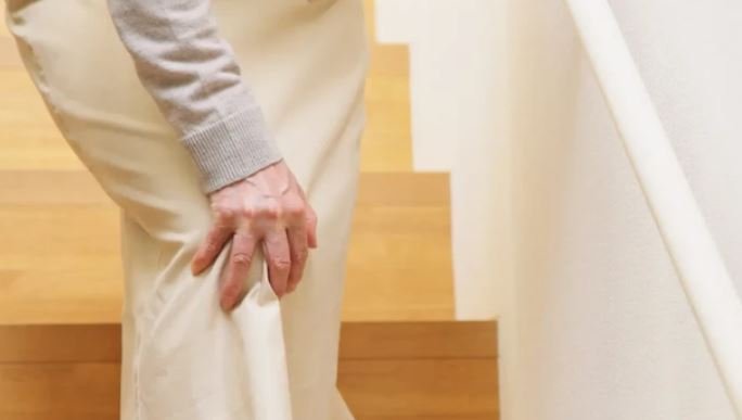 Dhimbje në gju gjatë ngjitjes së shkallëve: Kur është alarm dhe çfarë e shkakton
