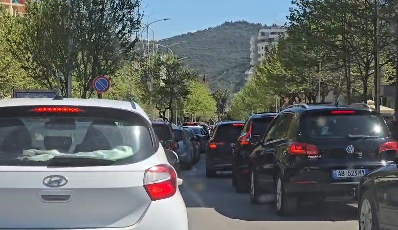 Moti i mirë, Vlora mbushet me turistë ende pa nisur sezoni