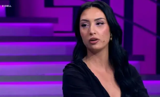 Ndahen Ina dhe Keijsi, Stelina reagon për herë të parë