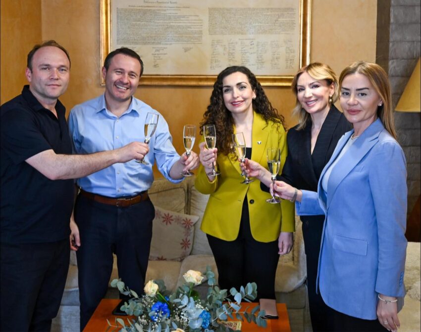 Osmani vazhdon traditën për festën e Pashkëve, viziton familjes e ish-deputetit që ishte nënshkrues i Deklaratës së Pavarësisë