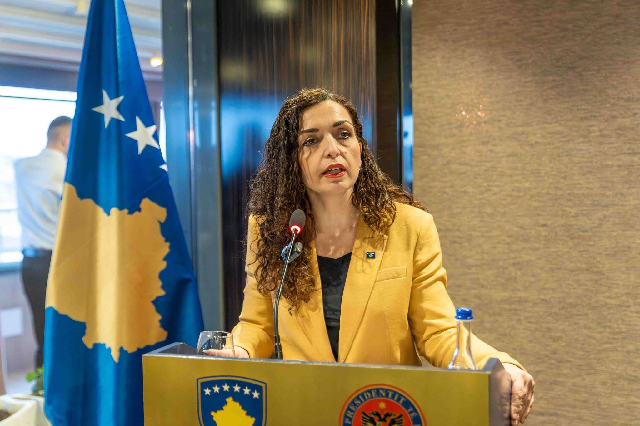 Simbolikë apo afrim me LDK-në? Analistët zbërthejnë lëvizjen e fundit të Osmanit