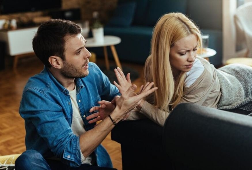 A debatoni gjithmonë ti dhe partneri juaj për të njëjtat gjëra? Disa mendime se si t’i jepni fund