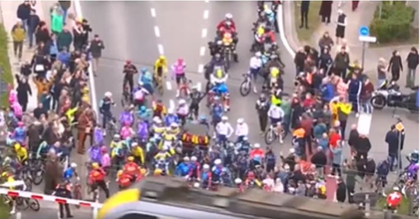 Pogaçar dhe Evenepoel rrezikojnë të gjobiten, kaluan me semafor të kuq
