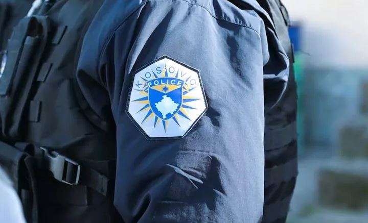 Policia ndalon veturën me municion dhe radiolidhje në Kllokot