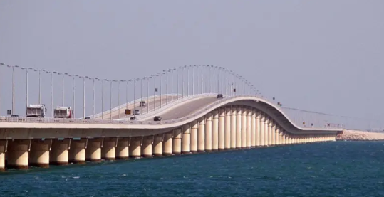 Rihapet ura që lidh Arabinë Saudite me Bahreinin