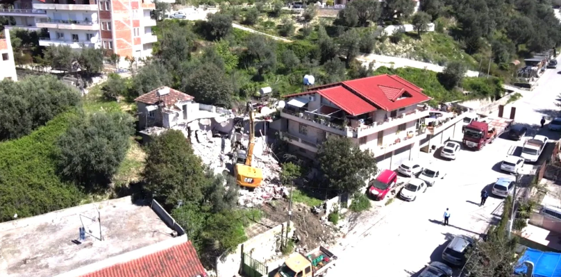 Prishen tre ndërtime të paligjshme në Vlorë, aksioni do të vijojë