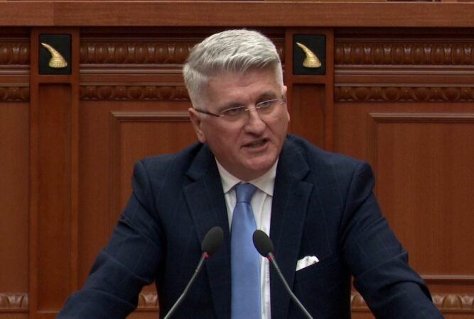 “Kronika e Pashkës dhe ‘tezeve’ të politikës”/ Gjekmarkaj: Nga Babua te Braçe, një teatër mes absurdit dhe ambicies!