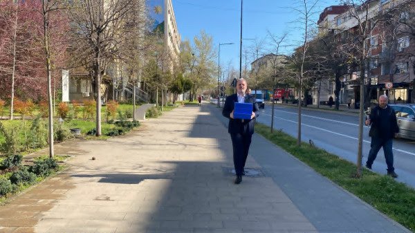 ​Azemi dorëzon dosjen për njehsorët elektrikë në Polici