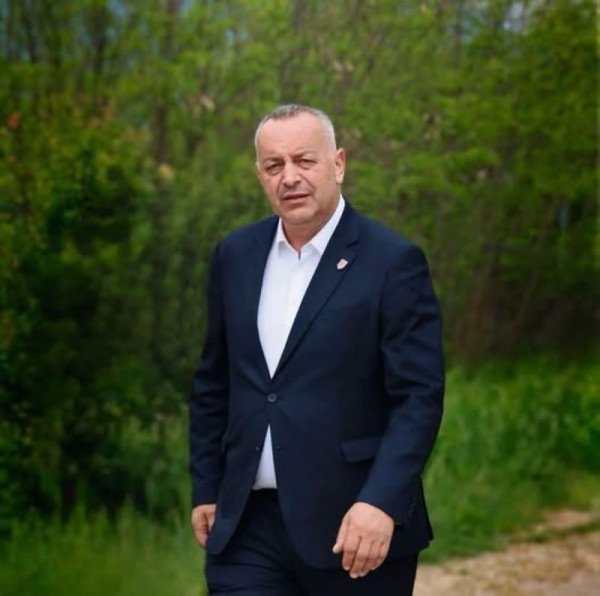 ​Kryetari i Deçanit Bashkim Ramosaj shpreh ngushëllime për vdekjen e punëtorit nga Strellci