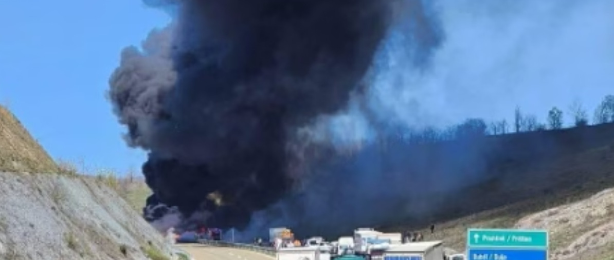 Kamioni digjet në autostradën “Ibrahim Rugova”, një grua kërkon ndihmë nga urgjenca