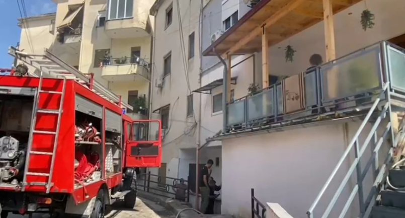 Përfshihet nga flakët godina 5-katëshe në Gjirokastër, shërbimet zjarrfikëse në vendngjarje