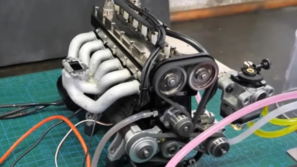 Motori mini me 6 cilindra që duket si Toyota 2JZ