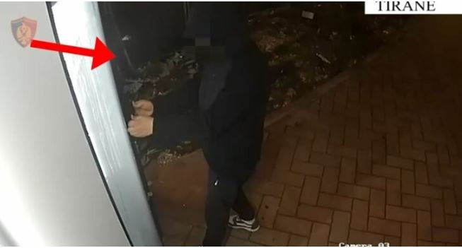 Theu masën “Arrest në shtëpi” dhe grabiti disa subjekte, në pranga i riu në Tiranë