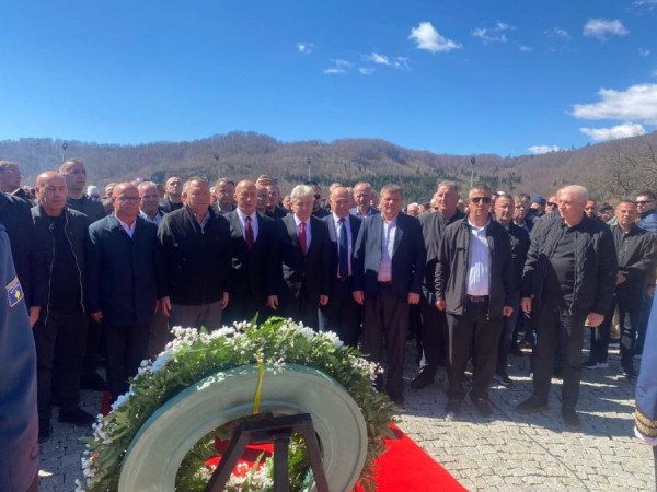 ​Nderime të mëdha të rënëve për liri, kujtohet thyerja e kufirit shqiptaro-shqiptar