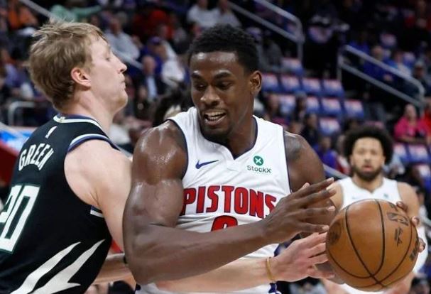 Oklahoma dhe Detroit sigurojnë vendet e para në dy Konferencat