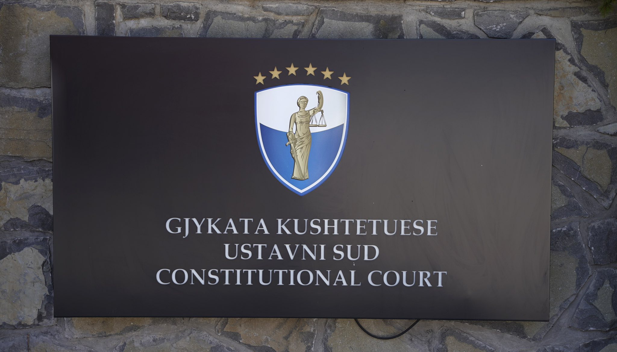 18 vjet nga miratimi me shumë raste në Gjykatë: A është Kushtetuta e paqartë, apo po përdoret politikisht?