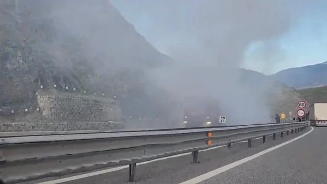Makina përfshihet nga flakët në Kukës, bllokohet rruga drejt Tiranës