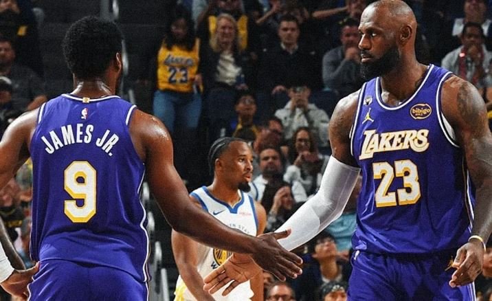 LeBron James dhe djali i tij asistojnë njëri-tjetrin