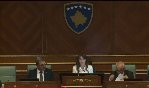 ​“Me qare me mua s’ka”, përplasje të ashpra në Kuvend