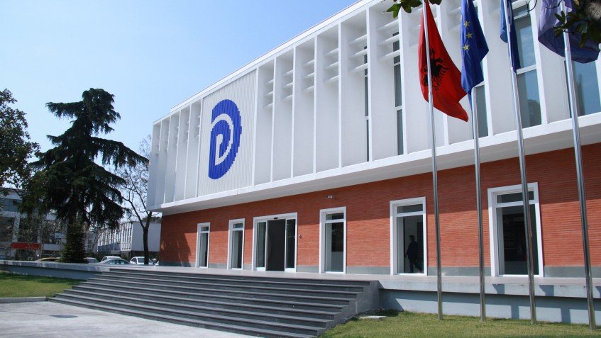 Peleshi njoftoi mbledhjen e Këshillit të Mandateve/ Grupi i PD: Rregullorja e Kuvendit s’mund të ndryshojë pa u zbardhur vendimi i Kushtetueses!