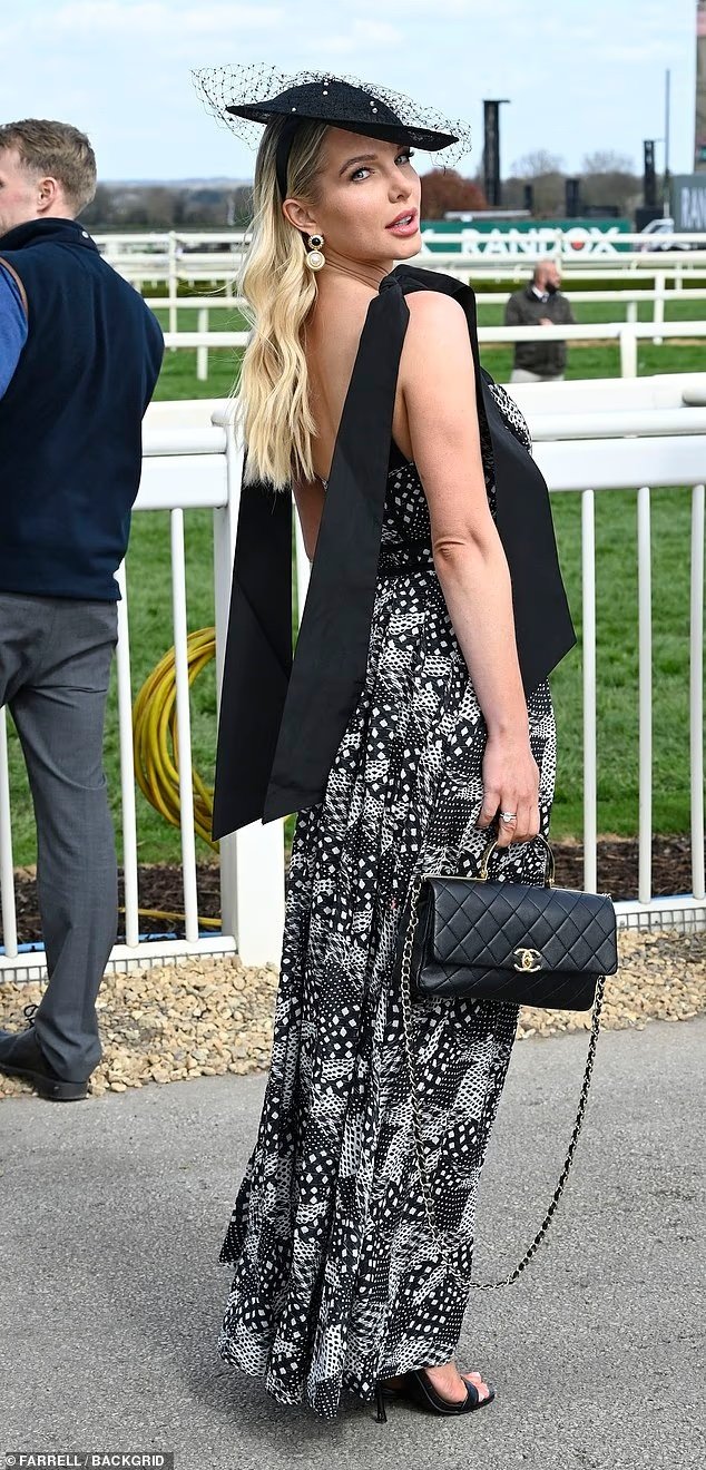 Helen Flanagan shkëlqen me elegancë në “Ladies Day” në Liverpool
