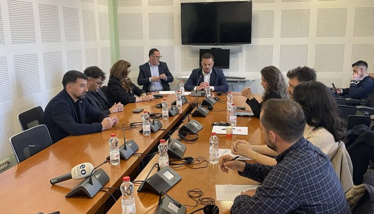 Komisioni “ad-hoc” dështon të shqyrtojë listën e kandidatëve për anëtarë të Komisionit të Pavarur për Media 