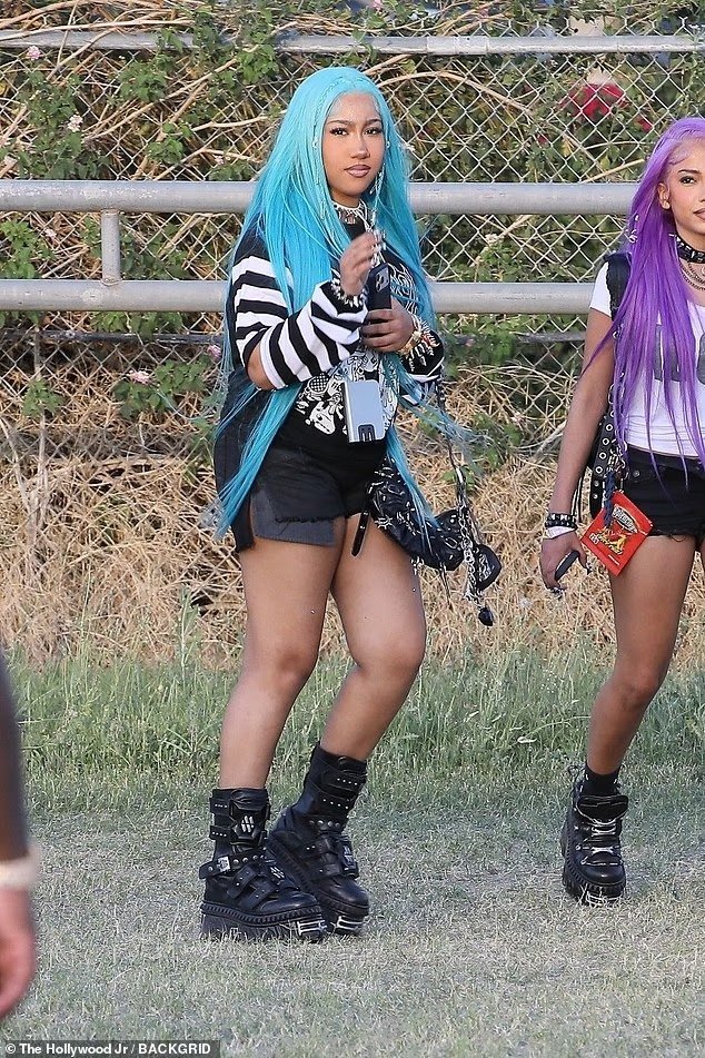 North West shfaqet në Coachella pa prindërit, me stil të guximshëm dhe flokë blu