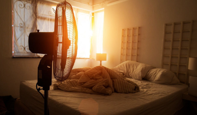 Nxehtësia po “vjedh” gjumin! Si temperaturat e larta po dëmtojnë fjetjen dhe shëndetin tuaj