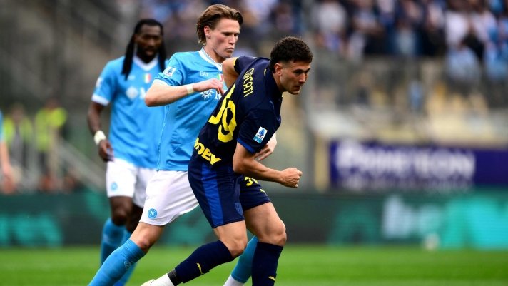 Napoli gabon, Interi e pret i qetë derbin me Comon