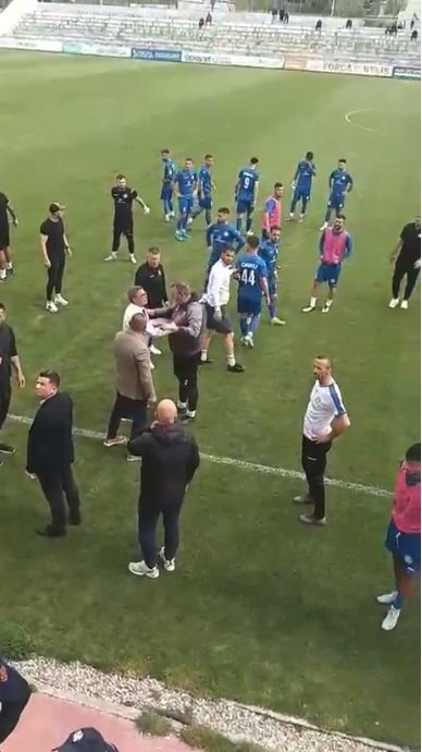 Policia shoqëron një futbollist