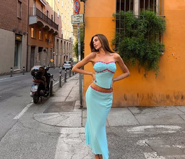Zara McDermott shkëlqen në Itali pranë Louis Tomlinson gjatë turneut veror
