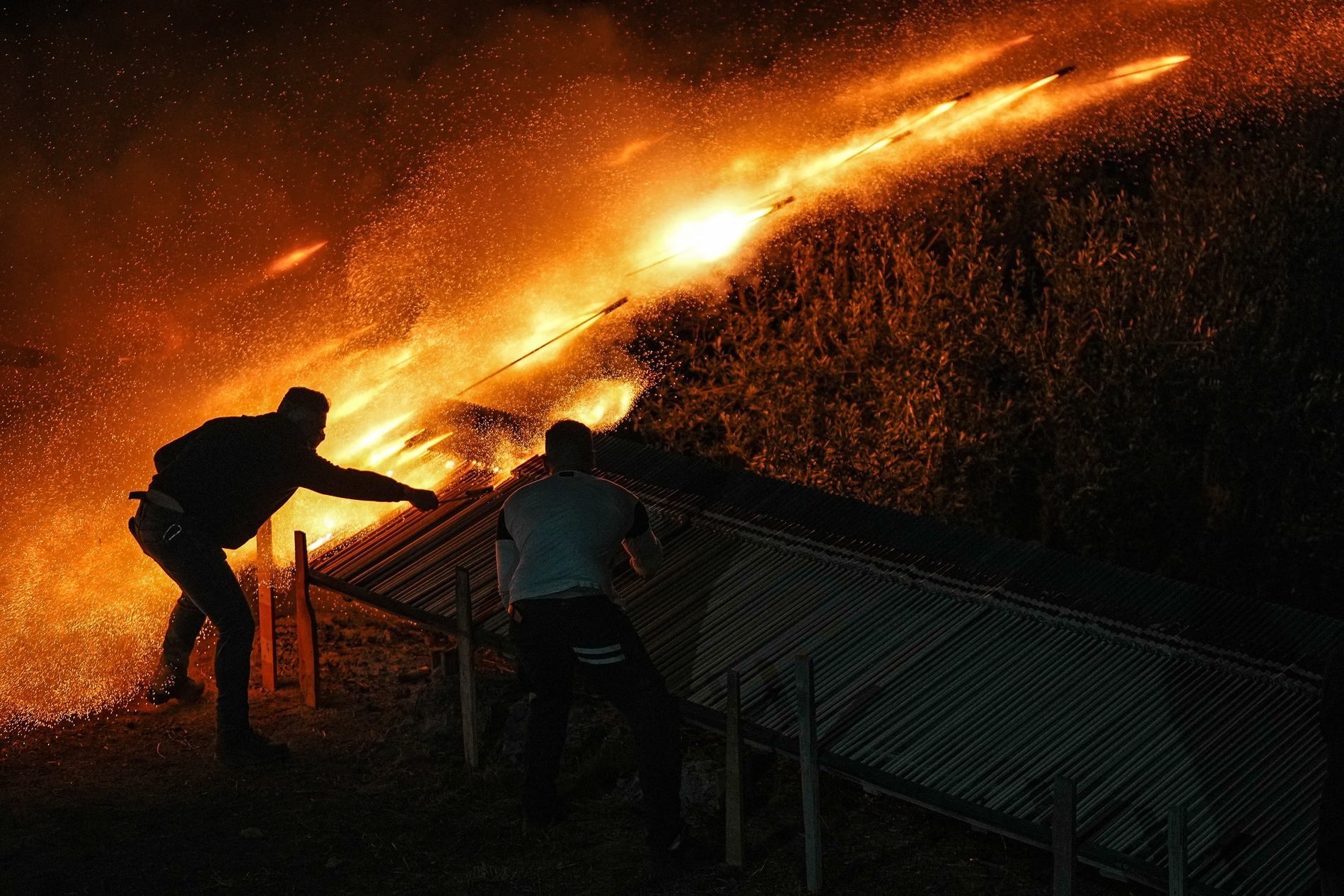 Kios, Greqi

Raketa t&euml; punuara me dor&euml; ndri&ccedil;ojn&euml; qiellin e nat&euml;s, nd&euml;rsa dy kongregacione rivale kishtare...
