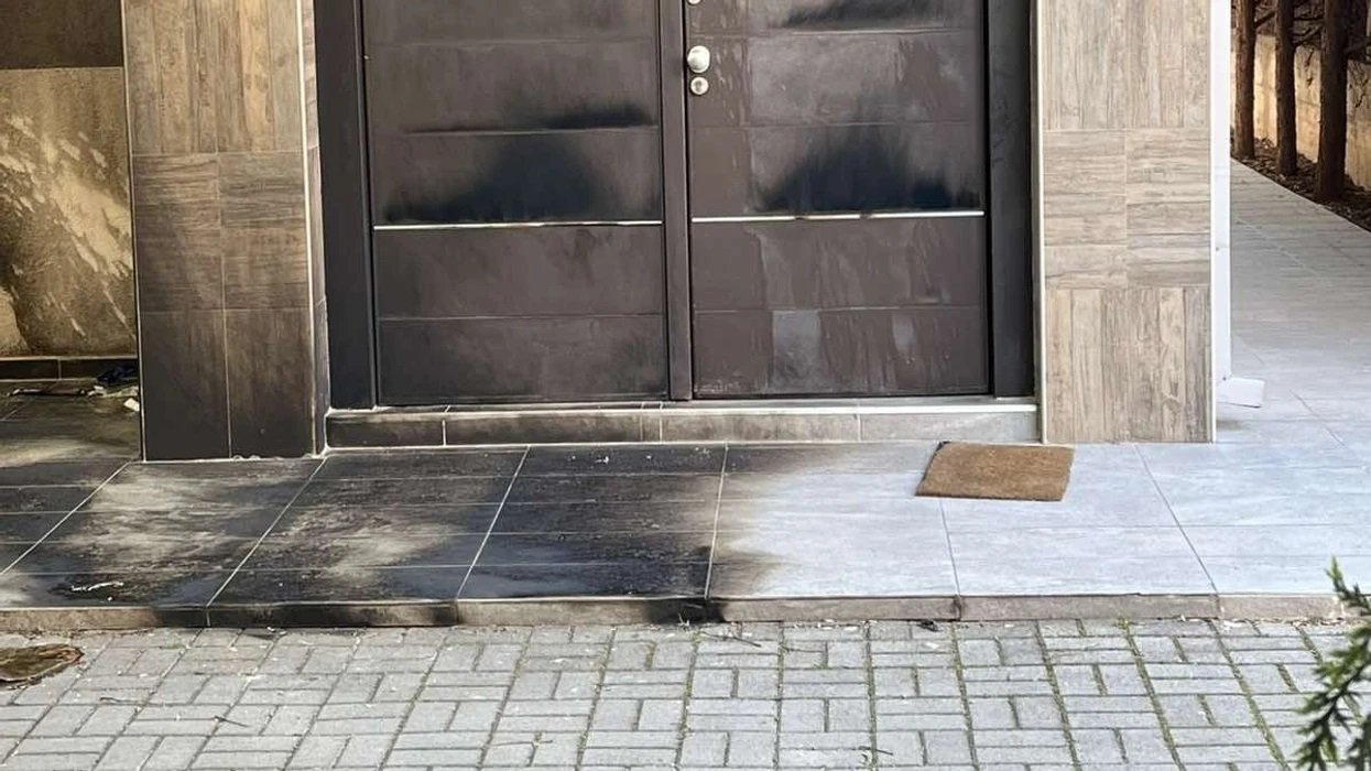 Ambasadorja izraelite publikon pamjet e disa njerëzve që tentuan të djegin një sinagogë në Shkup