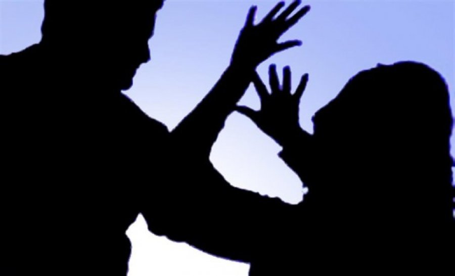 Dhunë në familje në Fushë Kosovë, arrestohet i dyshuari pas sulmit ndaj bashkëshortes
