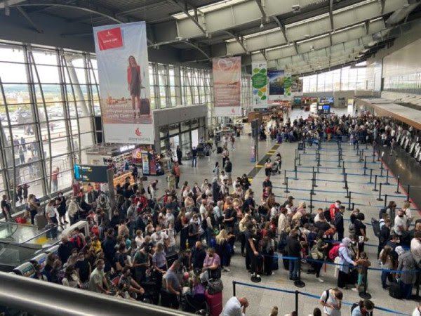​Në Aeroportin e Prishtinës procedura të reja, këshillohen udhëtarët të përdorin check-in online