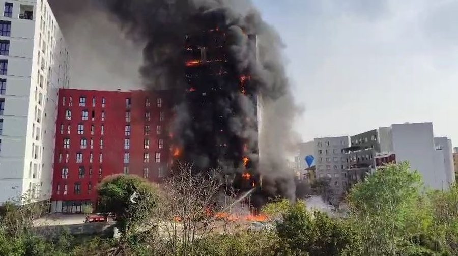 Zjarri te pallati në “5 Maj”, dy banorë dhe dy zjarrfikës mbeten të lënduar! Përfundojnë në spital