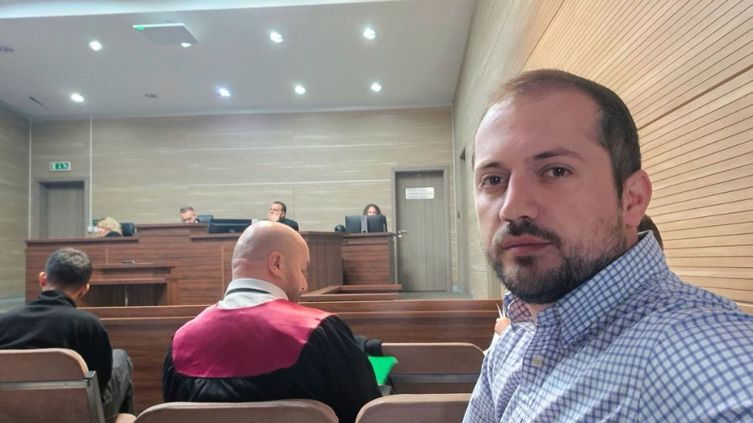 “Na dënojnë neve, lirojnë terroristët serbë” – reagimi i ashpër i Egzon Azemi pas dënimit me burg