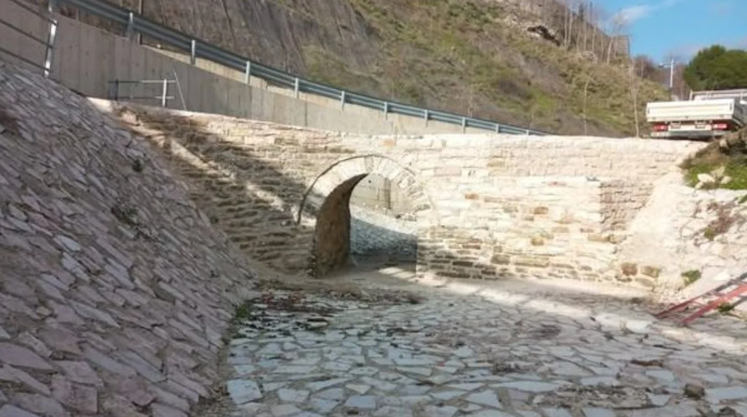 Dëmtohet Ura e Zerzebilit në Gjirokastër, objekti i trashëgimisë kulturore rrezikohet nga kamionët