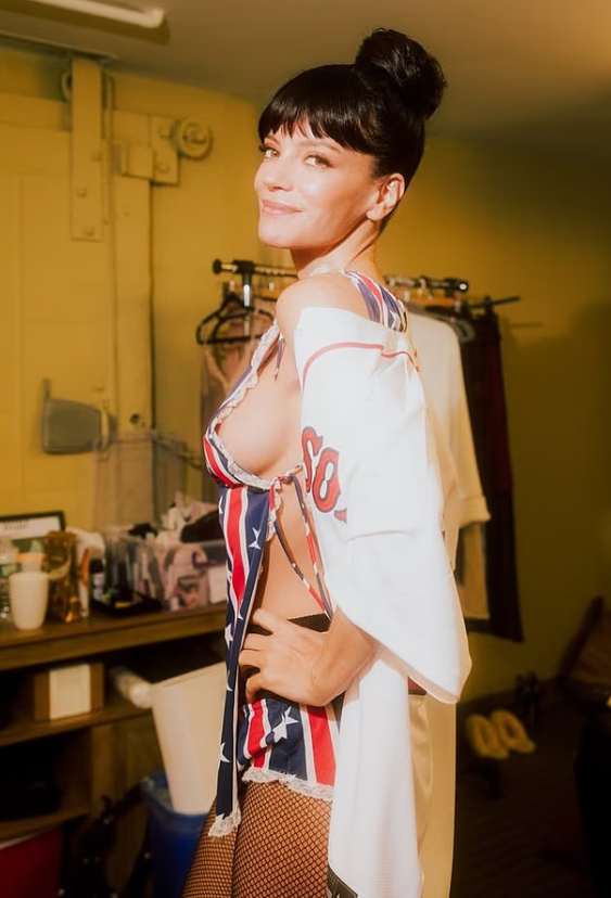 Lily Allen “ndez” Bostonin me poza provokuese para koncertit