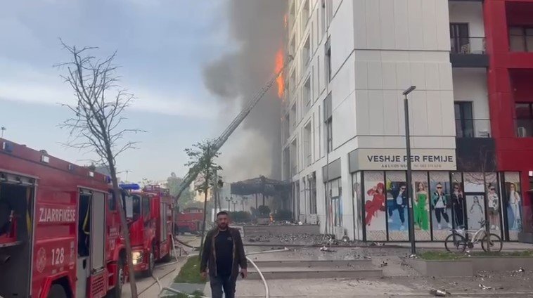 Zjarri në Tiranë, ministri i Brendshëm në vendngjarje