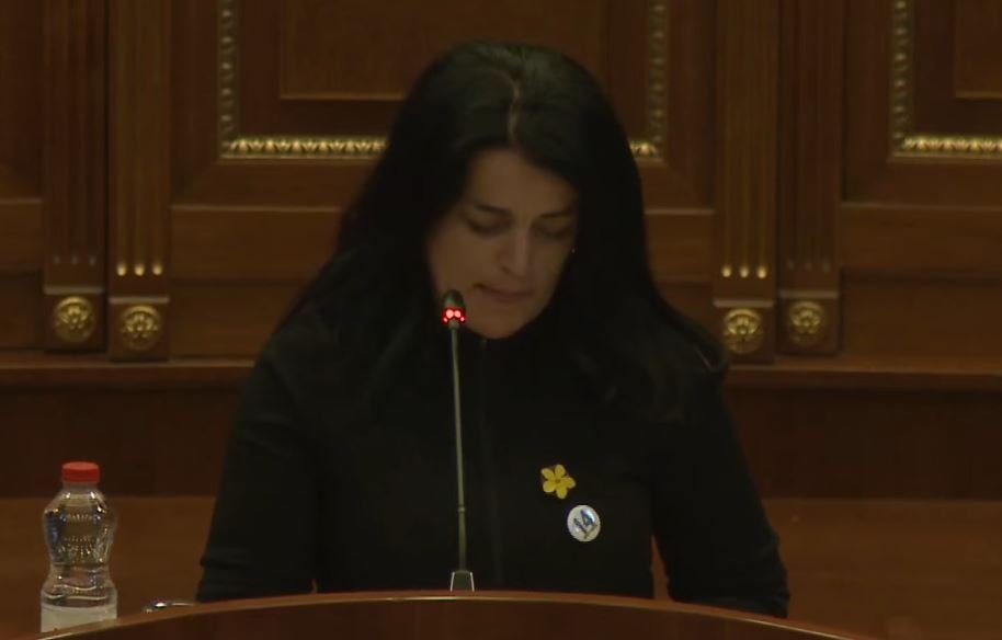Vasfije Krasniqi e emocionuar: Drita ka munguar, shumë histori mbetën të heshtura – por sot zëri ndriçon!