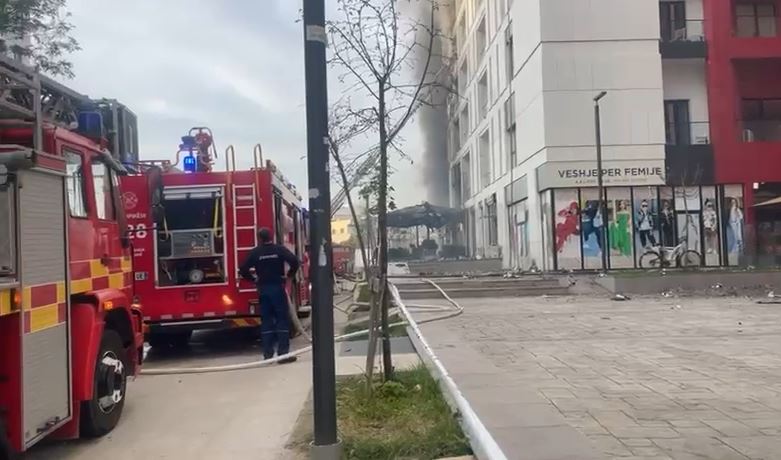 Shkon në 7 numri i të lënduarve nga zjarri te Farmacia 10, mes tyre 3 zjarrfikës