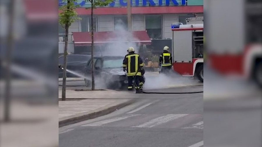  Ishte në lëvizje, përfshihet nga flakët makina në Durrës