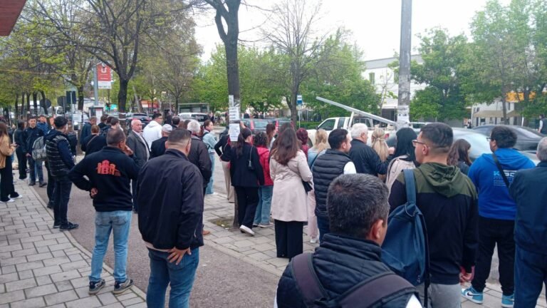 Operatorët reduktuan flotën e autobusëve, Këshilltari i PS në Bashkinë Tiranë: Shërbimi i transportit publik duhet të jetë në dorën e shtetit