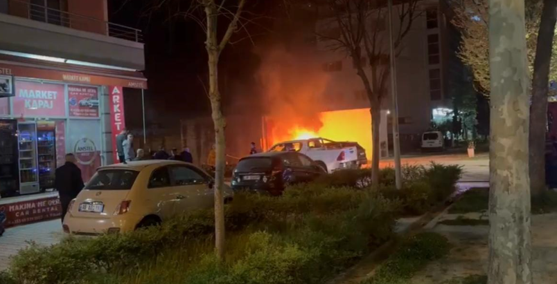 Digjet automjeti në Vlorë, shkatërrohet plotësisht gjatë natës