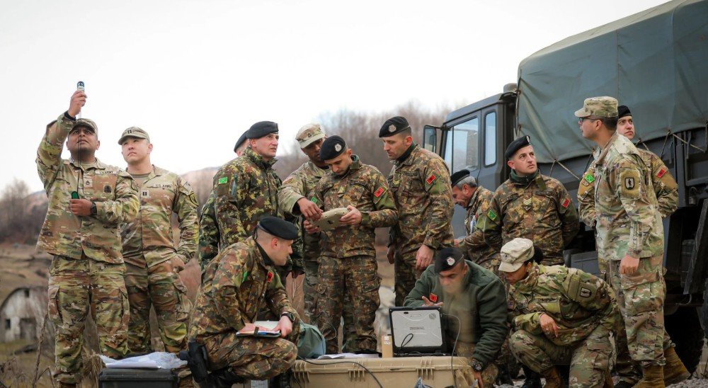 Ushtria shqiptare dhe trupat amerikanë kryejnë stërvitje të përbashkët me dronë, Ambasada Amerikane në Tiranë: Bashkëpunim që do të përparojë gatishmërinë mbrojtëse