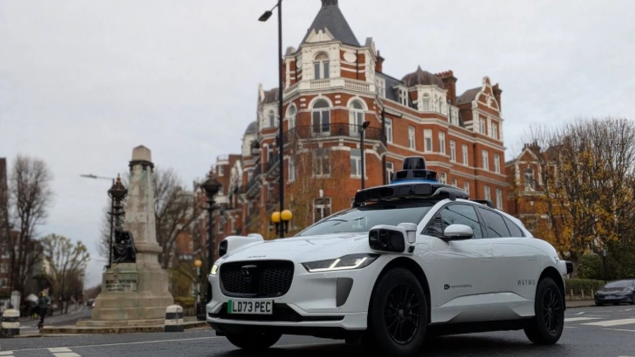 Robo-taksitë autonome tani kanë filluar të lëvizin vetë në rrugët britanike