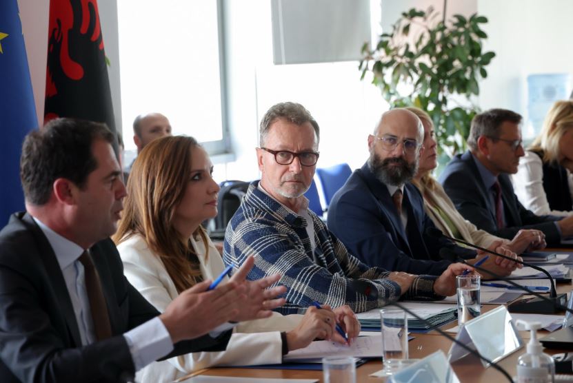 Gonzato takim me ambasadorët dhe deputetët e PD, në fokus reforma zgjedhore dhe territoriale
