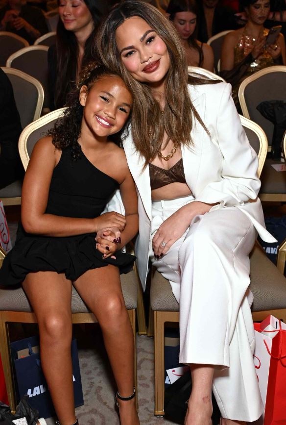 Luna vjedh vëmendjen krah Chrissy Teigen në eventin e modës në New York